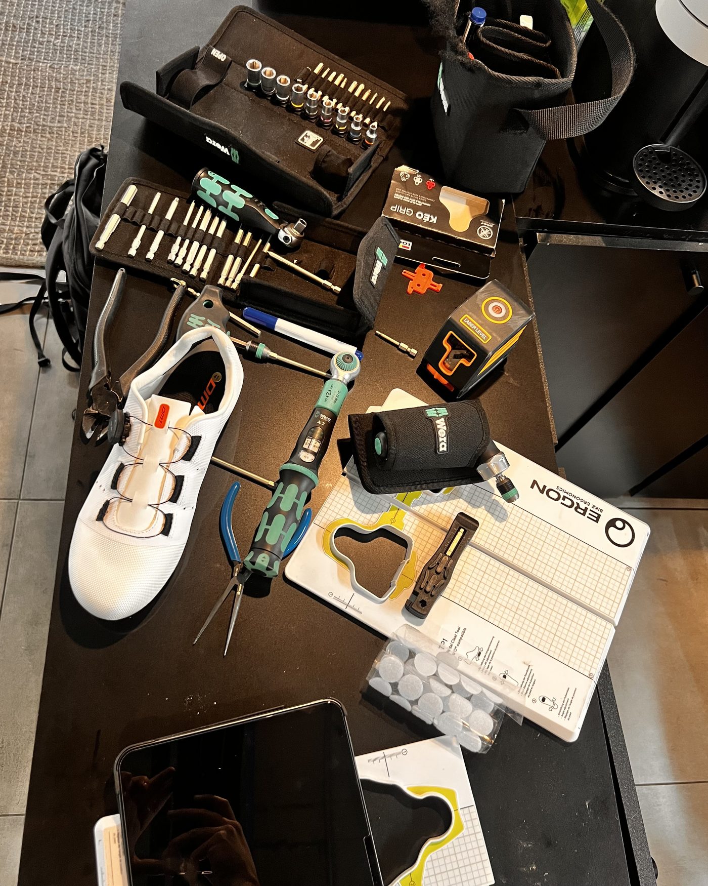 Herramientas profesionales de bike fitting: calas, torquímetro, nivel láser