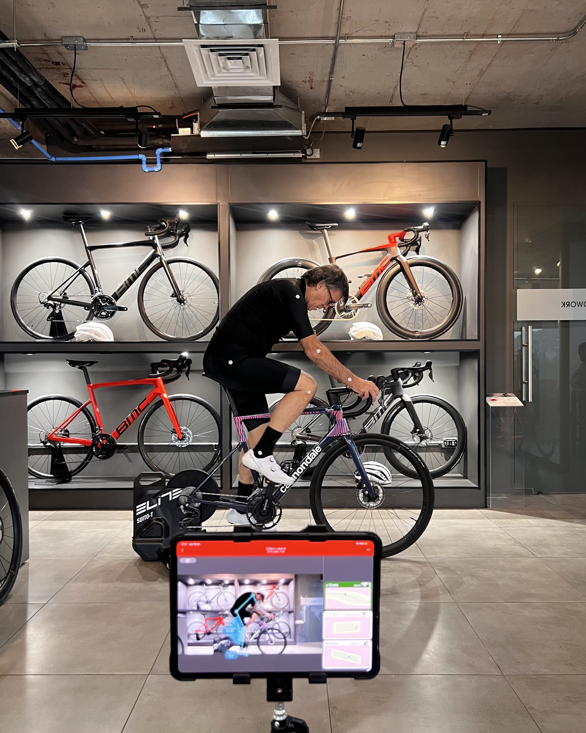 Ciclista en posición aerodinámica sobre rodillo de entrenamiento